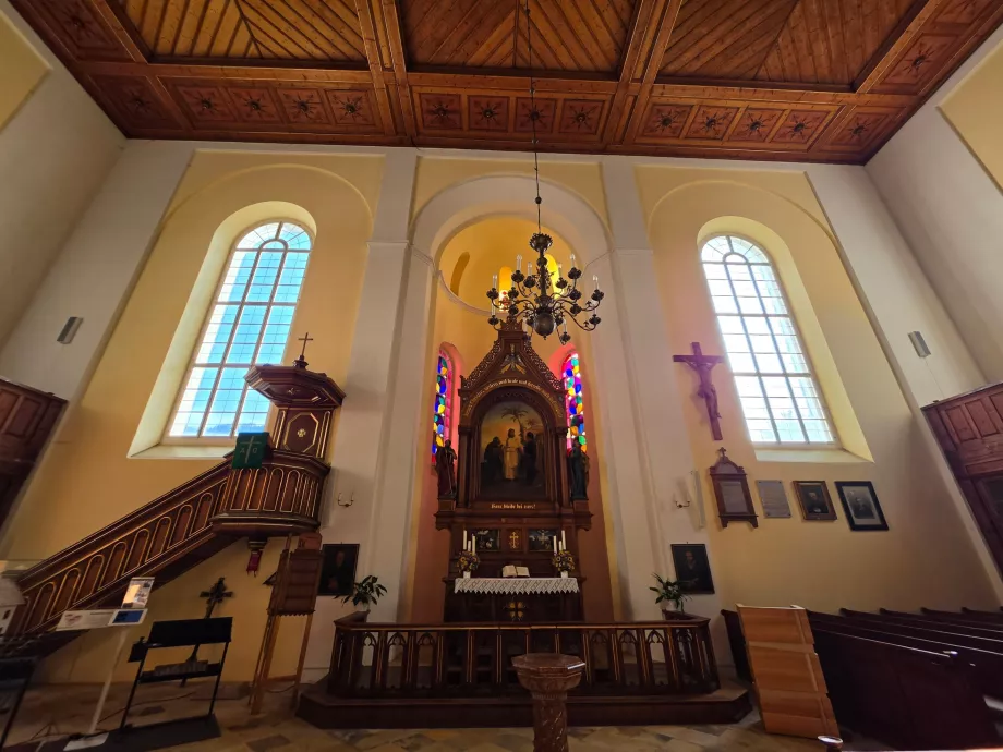 Interiören i en protestantisk kyrka