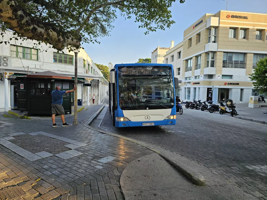 Stopp i riktning mot flygplatsen i centrala Rhodos