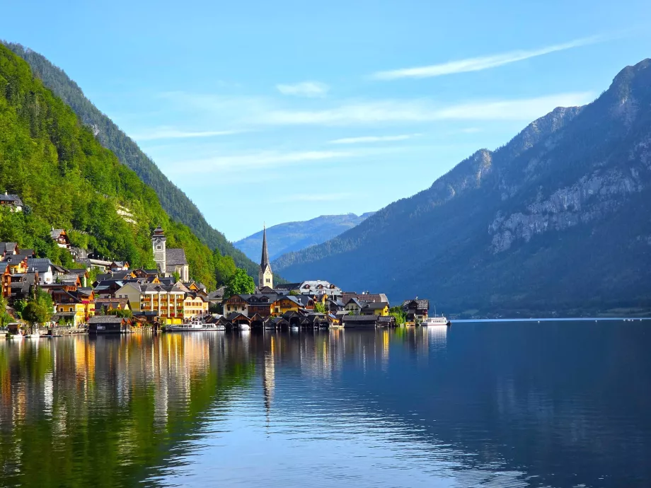 Utsikt över Hallstatt från busshållplatsen Lahn