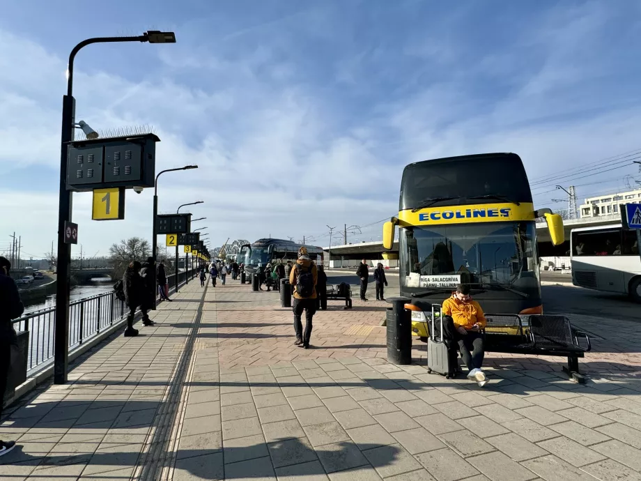 Bussar stannar vid Riga järnvägsstation