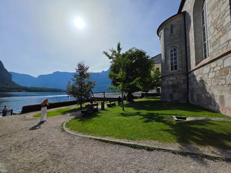 Den lilla parken framför den evangeliska kyrkan