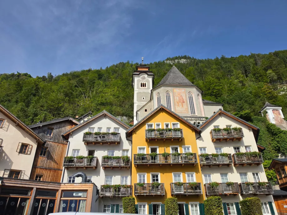 Den katolska kyrkan ovanför Hallstatts centrum