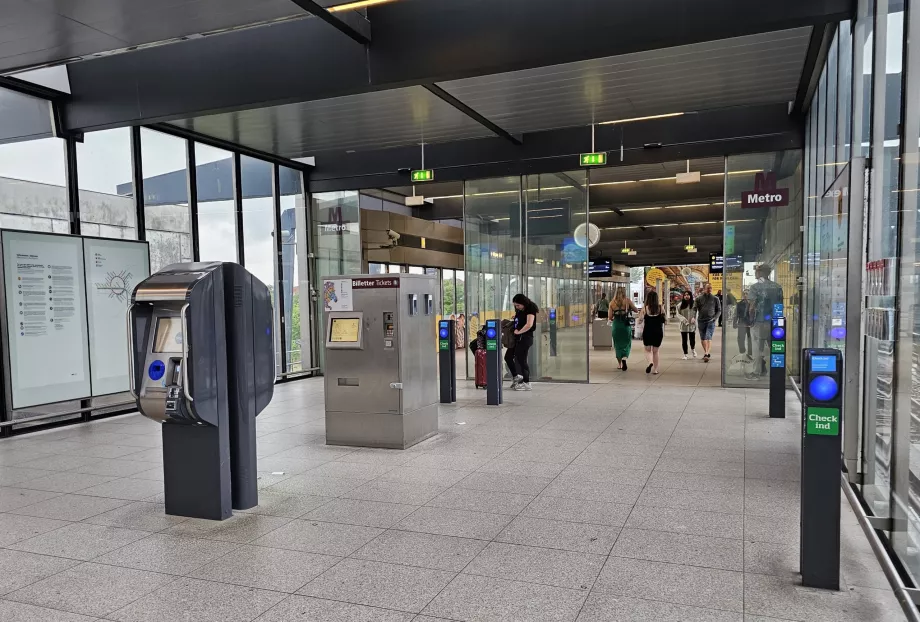 Entré till tunnelbanan - den fyrkantiga maskinen är för vanliga biljetter, den rundade maskinen i förgrunden är för Rejsekort