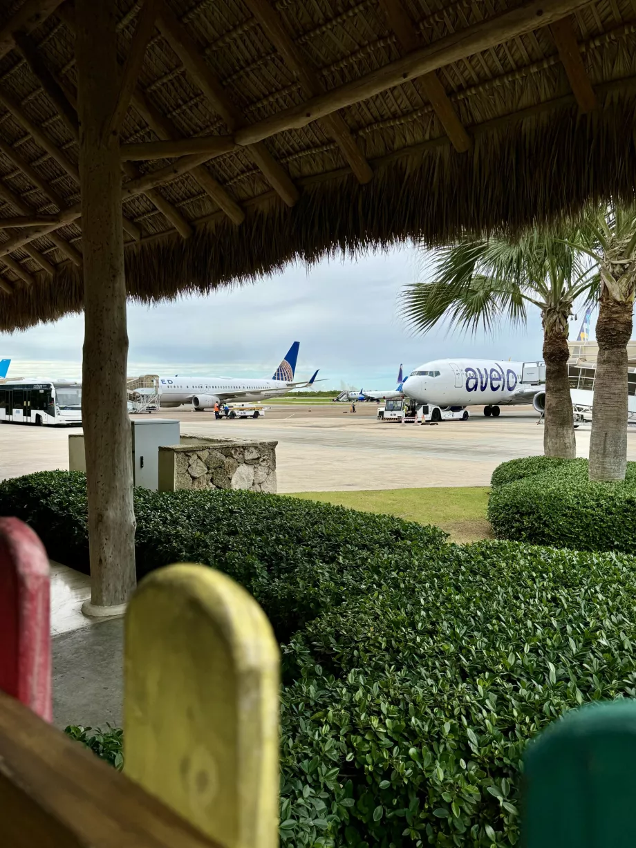Utsikt över flygplatsområdet från lekplatsen