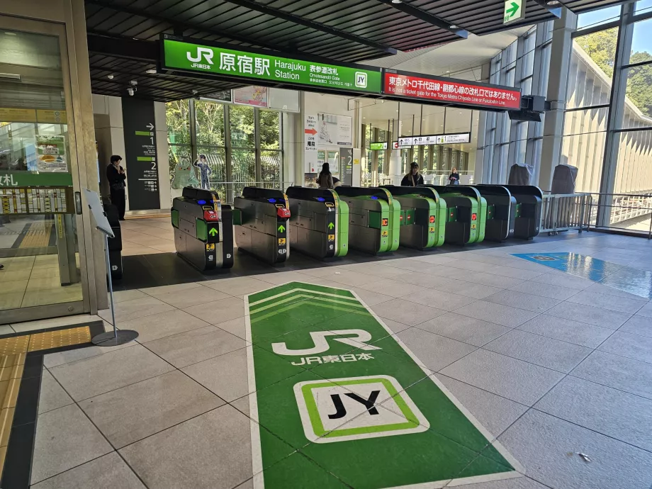 Turnstiles för tillträde till JR-tågplattformar