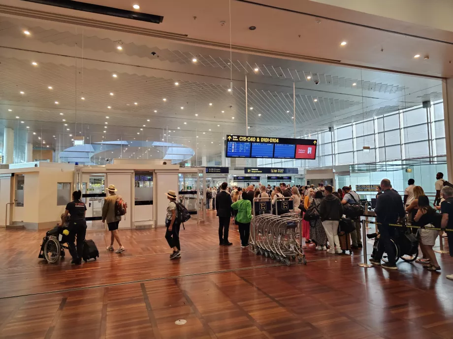 Passkontroll och grindar utanför Schengen