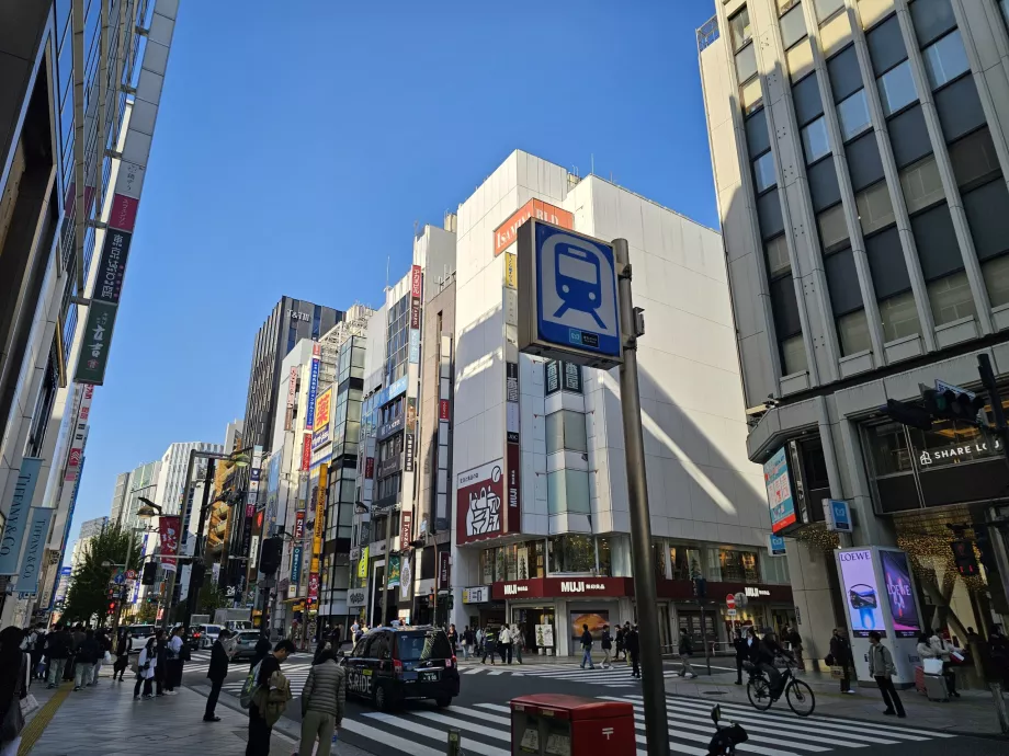 Shinjuku, markerar ingången till tågstationen