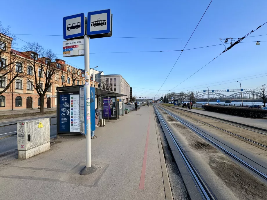 Buss- och spårvagnshållplats