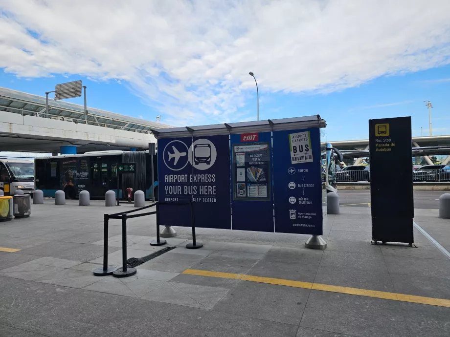 Busshållplats i staden