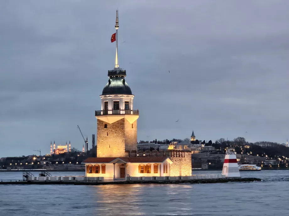 Maiden Tower i början av kvällen