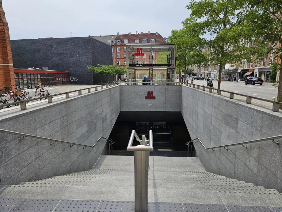 Entré till tunnelbanan och dess skyltar