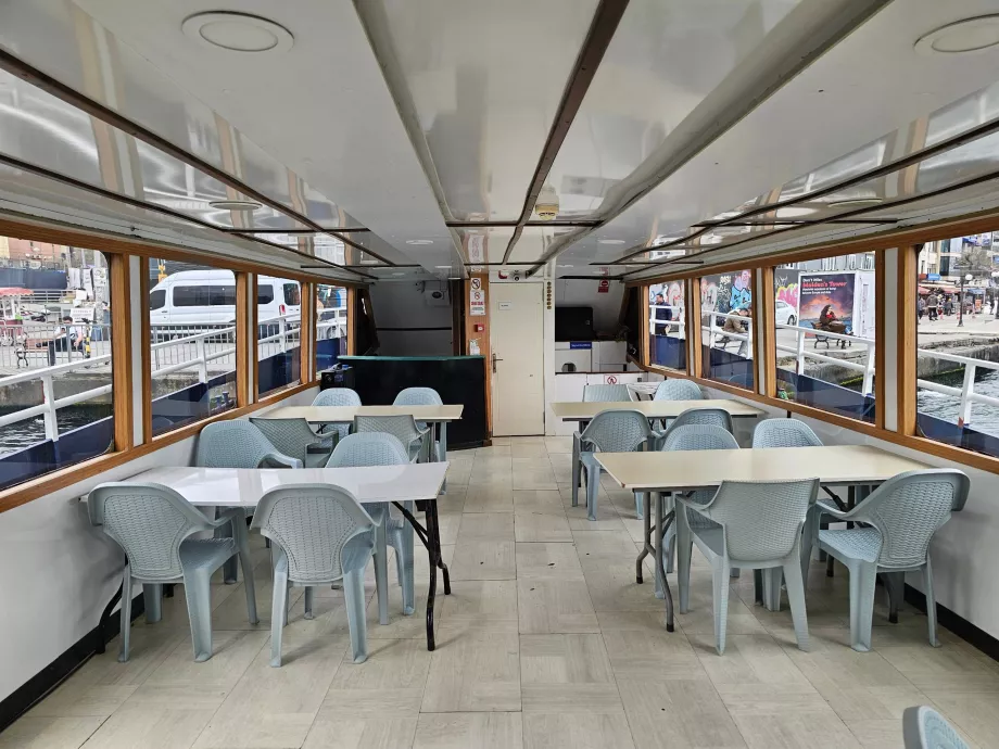 Interiör i båten till jungfrutornet