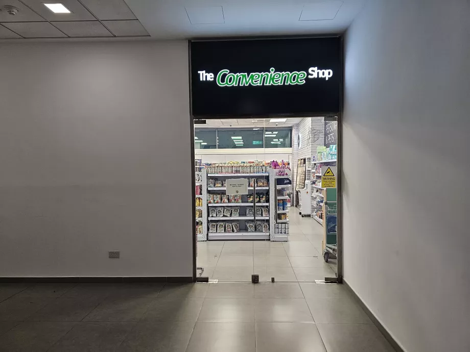 Stormarknad nära Malta Airport