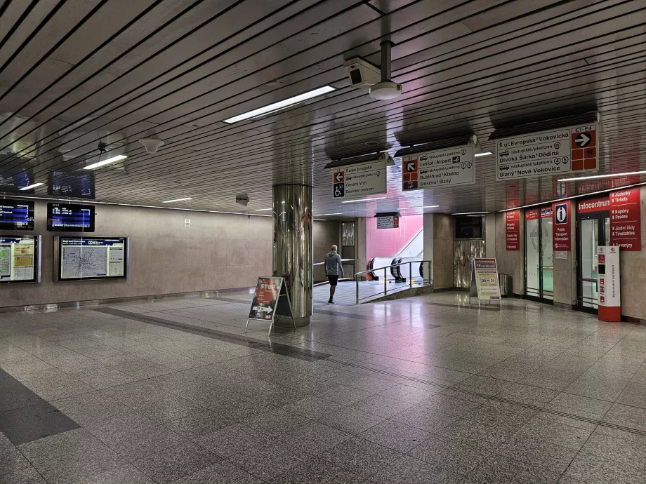 Utgång till vagnbusshållplatsen vid tunnelbanestationen Nádraží Veleslavín
