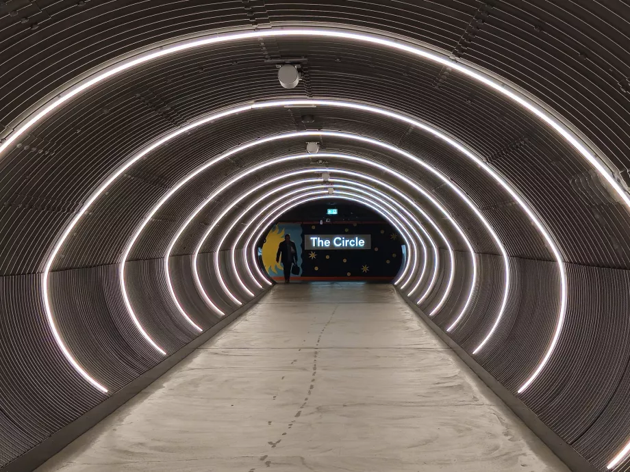Tunnel till shoppingcentret ”The Circle”