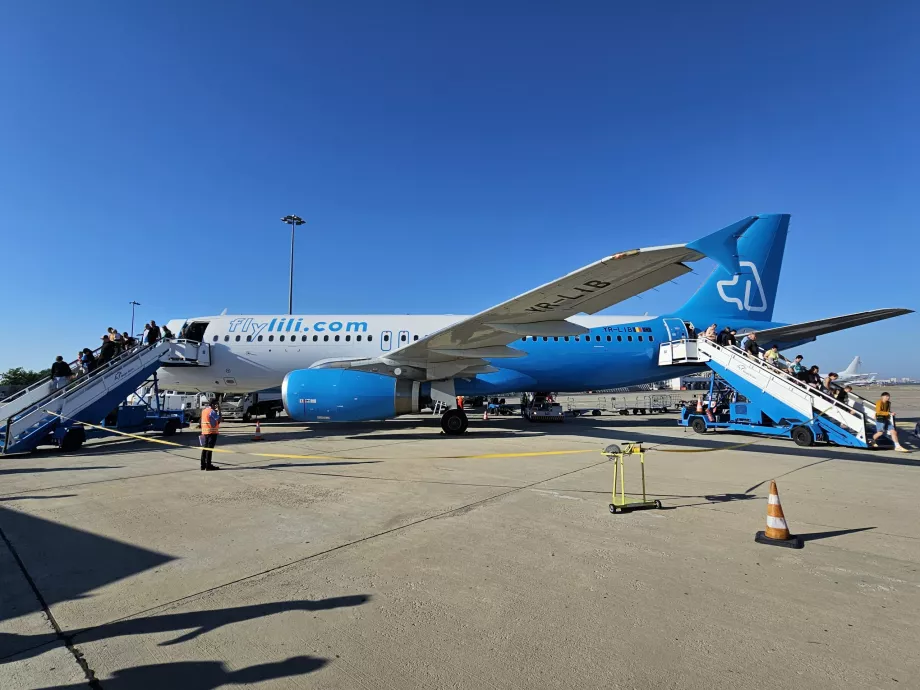 Airbus A320 FlyLili på Burgas flygplats