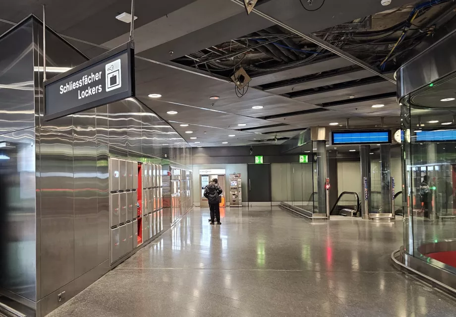 Bagageförvaringsskåp på järnvägsstationen
