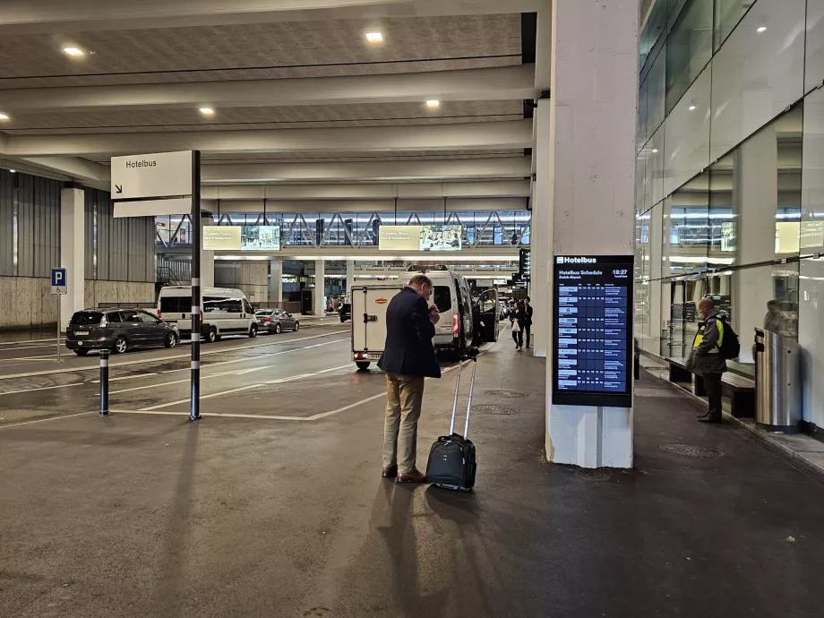 Hotellets busshållplats framför ankomsthallen