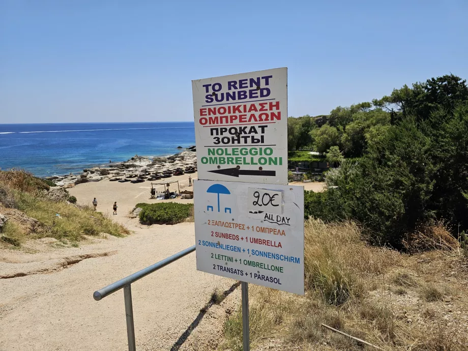Pris på solstolar nära Kallithea Springs
