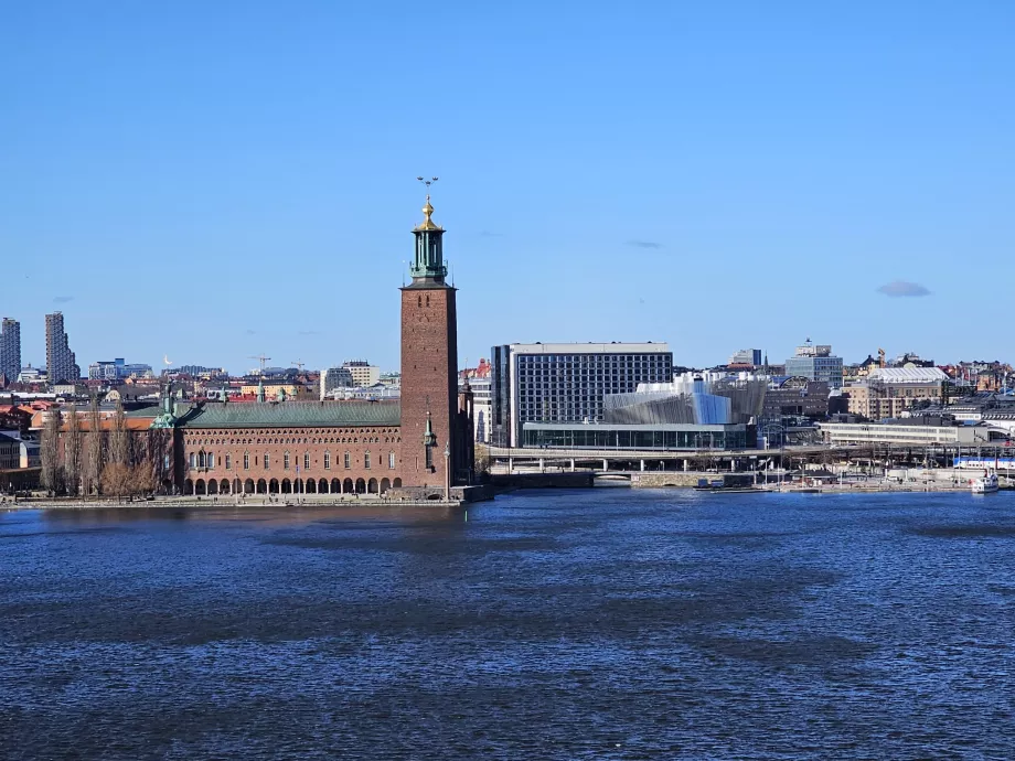 Utsikt över Stockholms stadshus från Mariaberget
