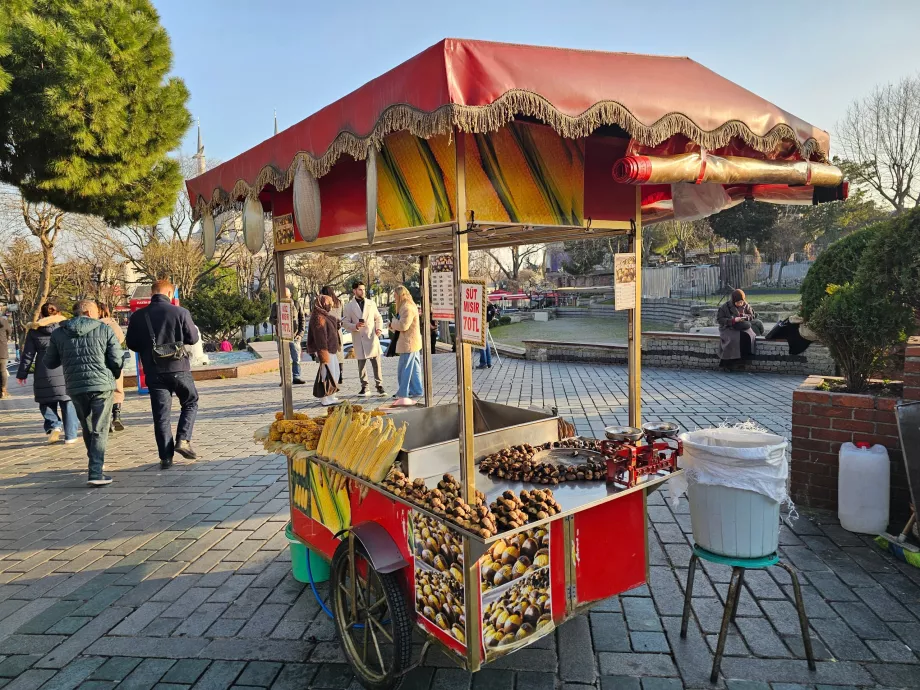 Stativ med majs och kastanjer