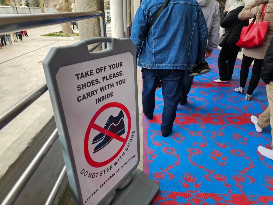 Blå moskén, information om att ta av sig skorna