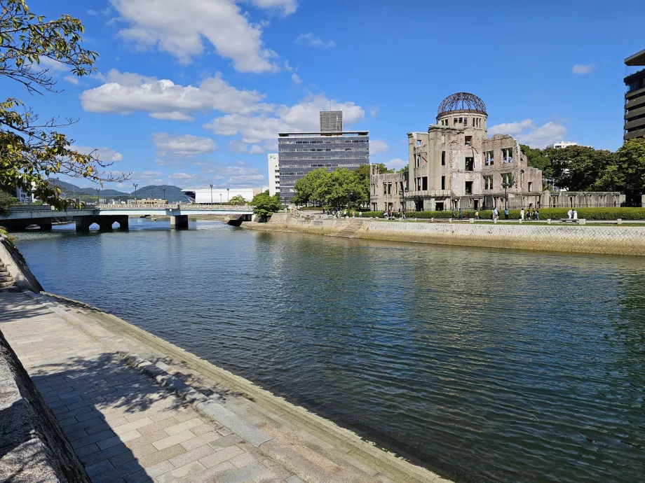 Utsikt över A-Bomb Dome från parken