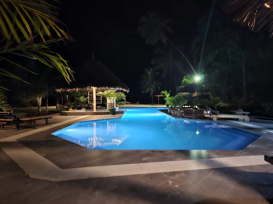 Swimmingpool på natten