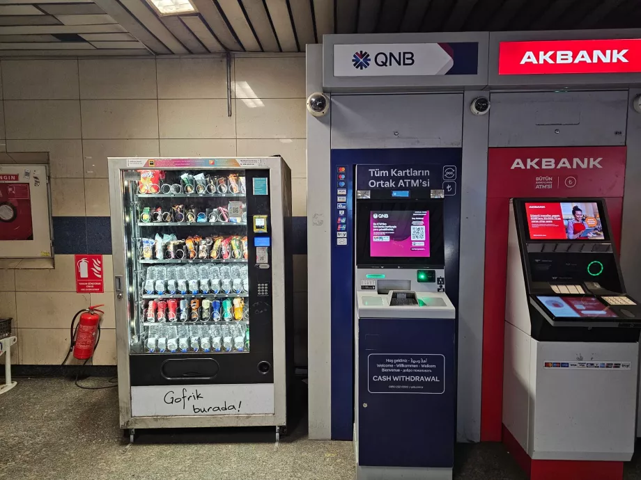 Bankomater och automater med drycker och snacks i tunnelbanestationer