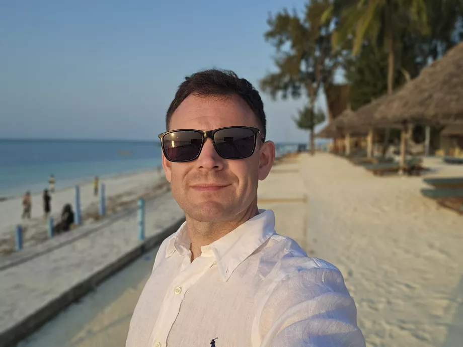 Jag på terrassen på Smiles Beach Hotel