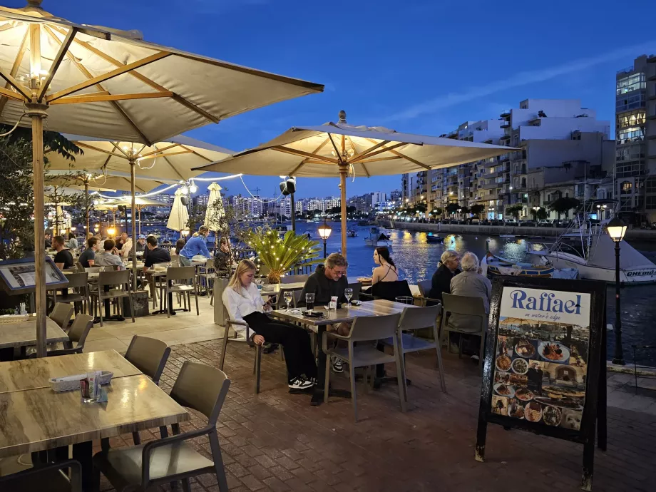Strandpromenaden i Spinola Bay