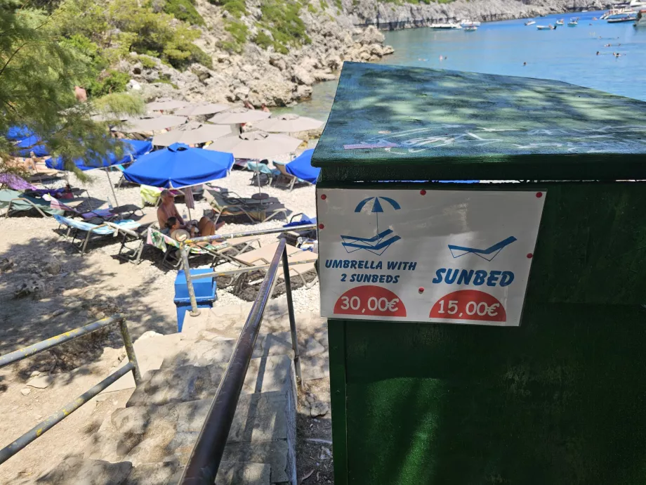 Priser på solstolar på Anthony Quinn-stranden