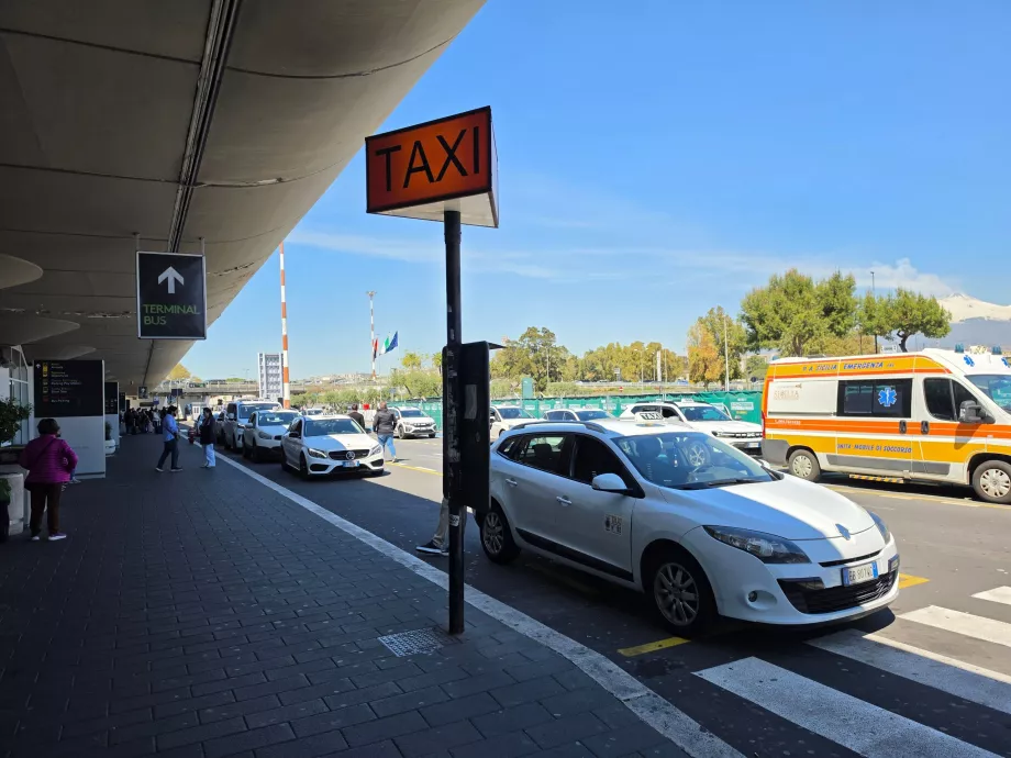 Taxistation framför terminalen