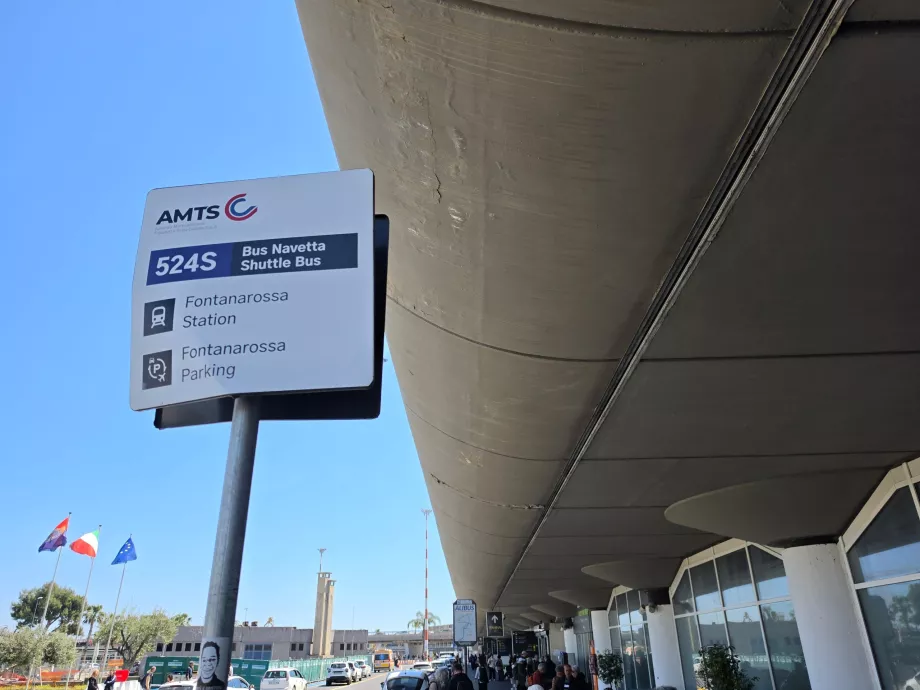 Skyttelbussen stannar i riktning mot järnvägsstationen