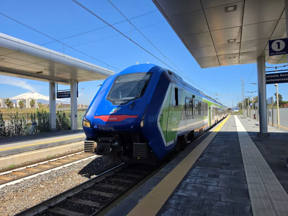 Trenitalia-tåg på stationen nära flygplatsen