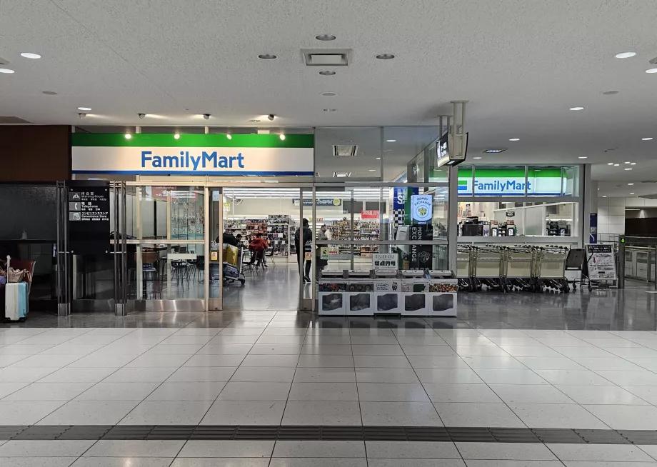 Familjen Mart vid tågperrongen