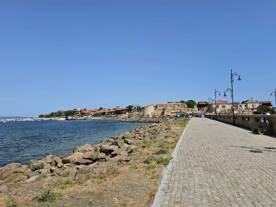 Gångväg mellan gamla och nya Nessebar