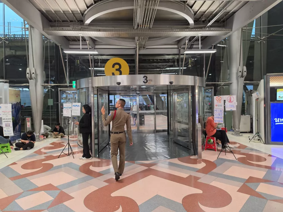Gå ut till pendelbussen vid BKK-flygplatsen