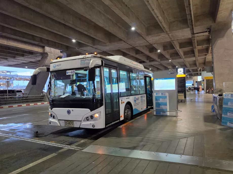 Hållplats för pendelbussen vid BKK-flygplatsen