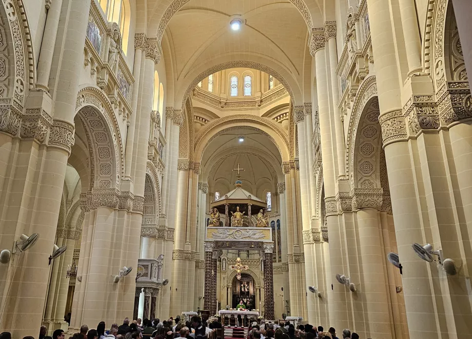 Interiör av basilikan i Ta'Pinu
