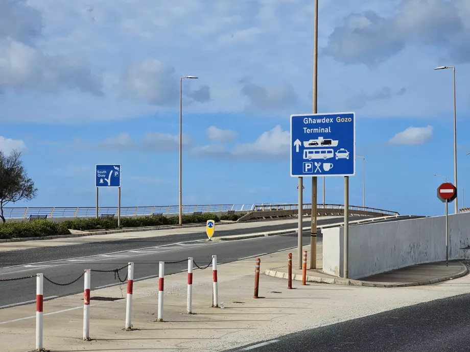 Trafikskyltar mot färjan
