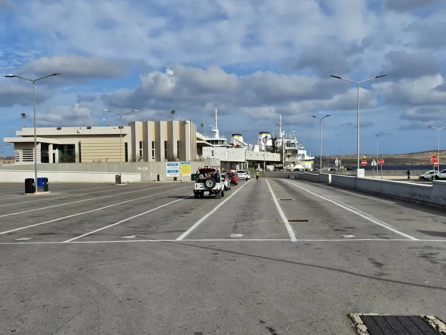 Omlastning av bilar vid Cirkewwa-dockan