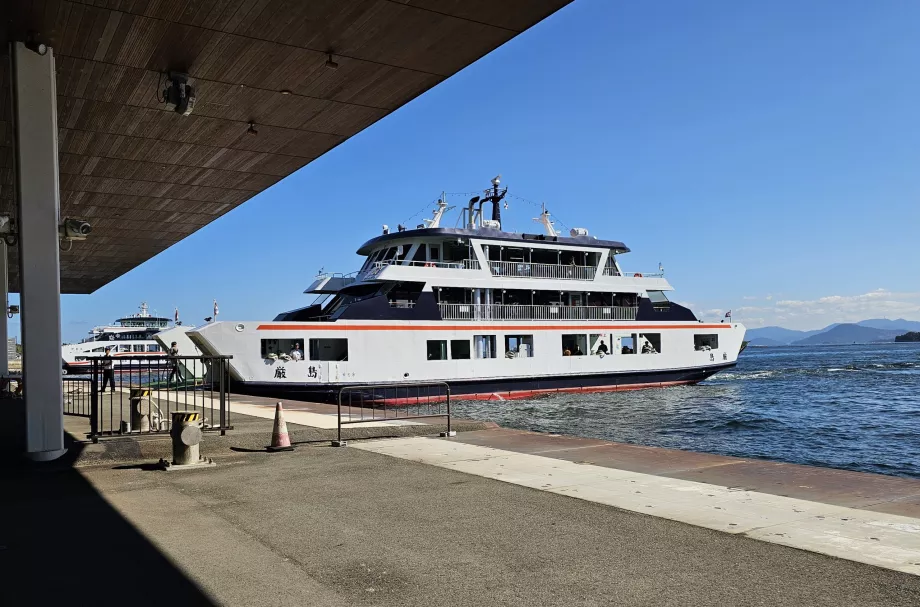 Färja till ön Miyajima