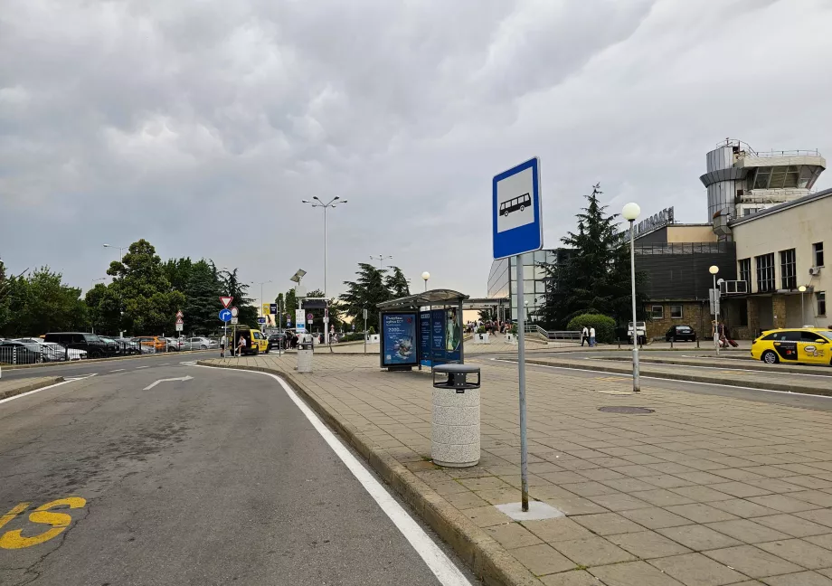 Busshållplats framför Terminal 1