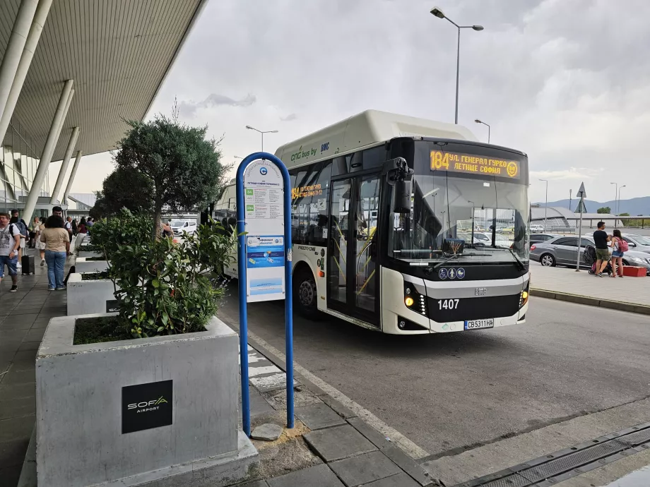 Busshållplats framför Terminal 2