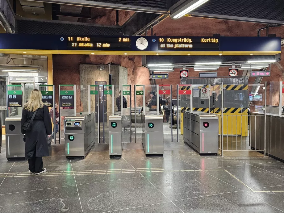 Vändkors vid ingången till tunnelbanan