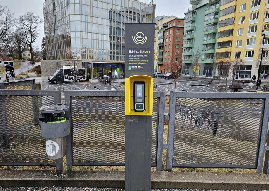 Läsare vid spårvagnshållplatsen