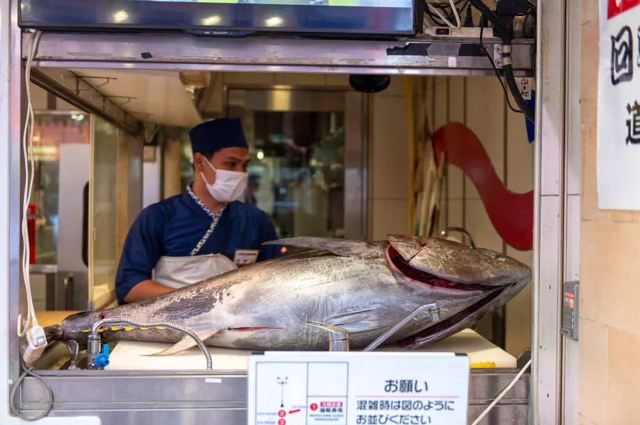 Bearbetning av tonfisk i en sushirestaurang
