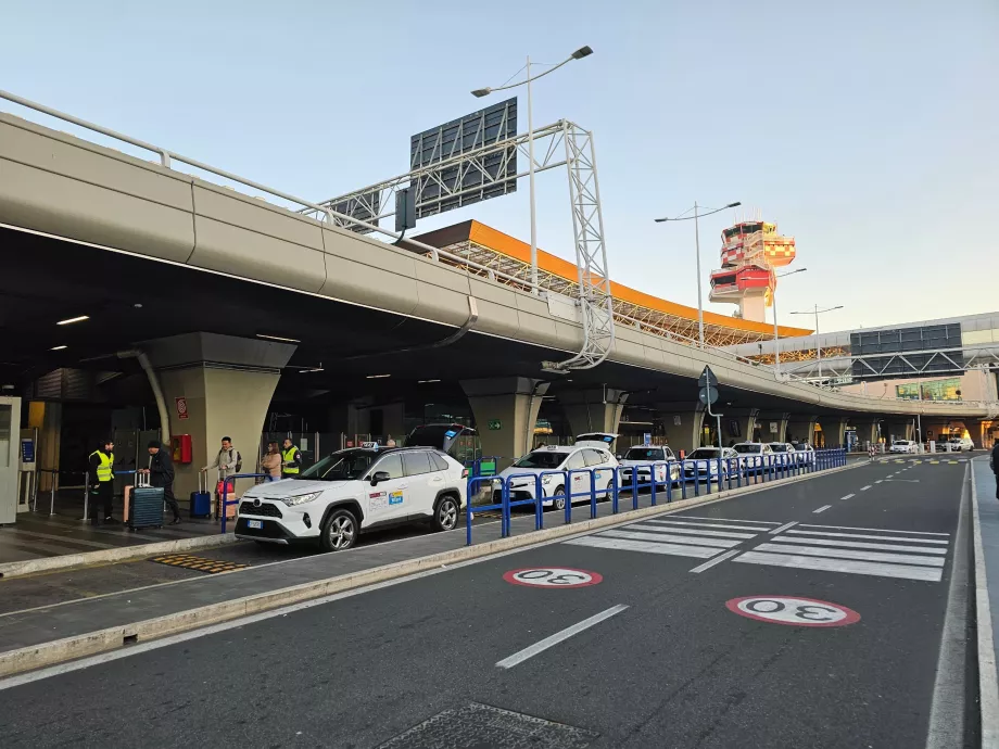 Taxistation precis framför terminalen