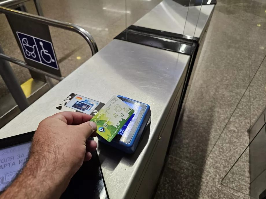 Biljett- och kortläsare när du går in i tunnelbanan